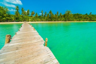 Ahşap iskele veya tropikal plaj ve Deniz Paradise ile köprü