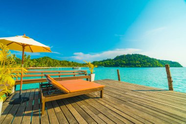 Güzel tropikal plaj ve deniz parad Hindistan cevizi hurma ağacı ile