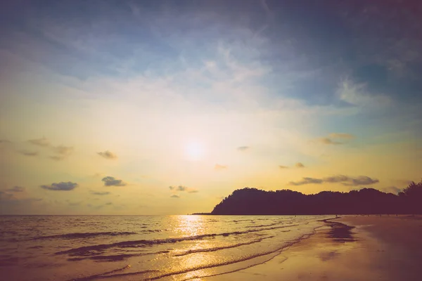 Tropisch strand en zee met coconut palm tree in parad — Stockfoto