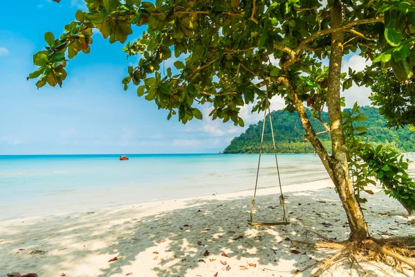 Güzel tropikal plaj ve deniz parad Hindistan cevizi hurma ağacı ile — Stok fotoğraf