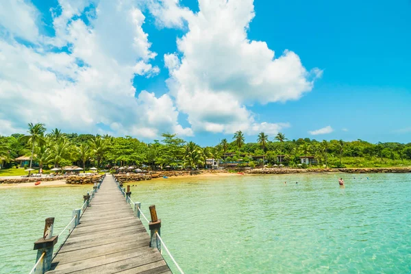 Wooden pier or bridge with tropical beach and sea in paradise is — Stock Photo, Image