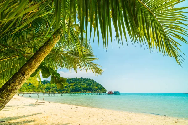 Belle plage tropicale et mer avec cocotier en parad — Photo