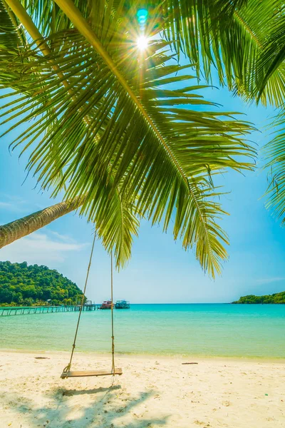 Tropisch strand en zee met coconut palm tree in parad — Stockfoto