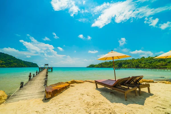 Vackra tropiska stranden och havet med coconut Palm i parad — Stockfoto