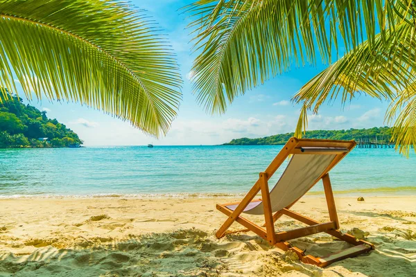 Красивий тропічний пляж і море з кокосовою пальмою в раю — стокове фото