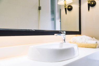 Su beyaz lavabo ve musluk banyo iç dekorasyon