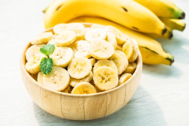 Çiğ sarı muz meyve dilimleri ahşap kase