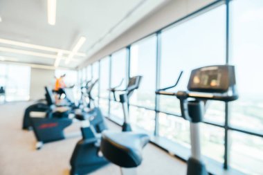 Özgün bulanıklık ve arka plan için spor salonunda odaklanmış fitness ekipmanı