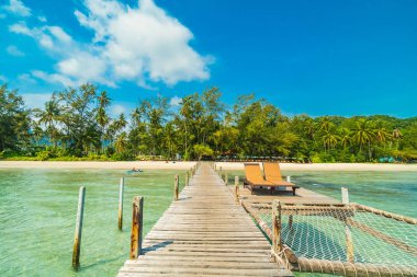 Ahşap iskele veya köprü tropikal plaj ve deniz paradise Island Seyahat ve tatil için