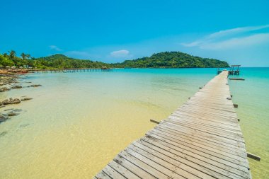 Ahşap iskele veya Cennet Adası için seyahat etmek tatil tropikal plaj ve ile köprü
