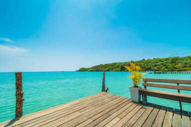 Ahşap iskele veya Cennet Adası için seyahat etmek tatil tropikal plaj ve ile köprü