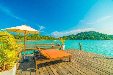 Şemsiye ve güzel tropikal plaj ve deniz paradise Island Seyahat ve tatil için Hindistan cevizi hurma ağacı ile sandalye