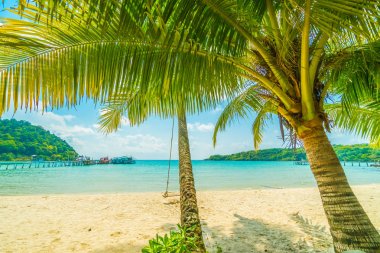 Güzel tropikal plaj ve deniz paradise Island Seyahat ve tatil için Hindistan cevizi hurma ağacı