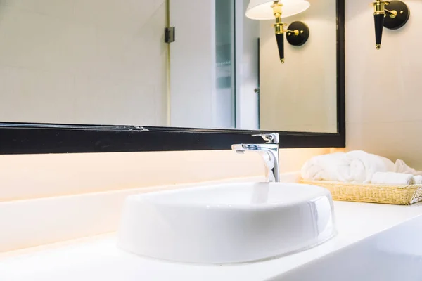 Weißes Waschbecken Und Wasserhahn Dekoration Badezimmer Innenraum — Stockfoto