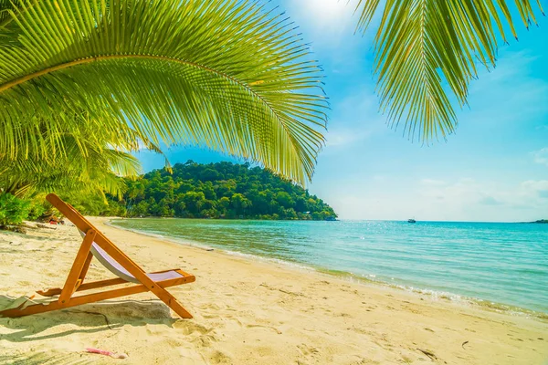 在美丽的热带海滩和海洋与椰子棕榈树在天堂岛的旅行和度假椅 — 图库照片