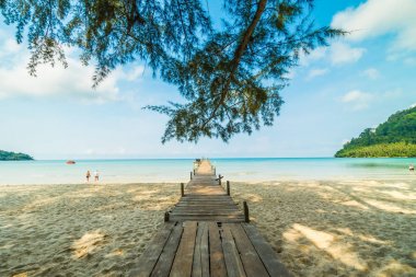 Ahşap iskele veya Cennet Adası için seyahat etmek tatil tropikal plaj ve ile köprü