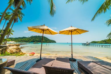 Şemsiye ve güzel tropikal plaj ve deniz paradise Island Seyahat ve tatil için Hindistan cevizi hurma ağacı ile sandalye