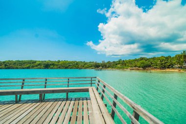 Ahşap iskele veya Cennet Adası için seyahat etmek tatil tropikal plaj ve ile köprü