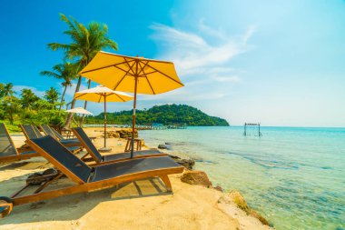Şemsiye ve güzel tropikal plaj ve deniz paradise Island Seyahat ve tatil için Hindistan cevizi hurma ağacı ile sandalye