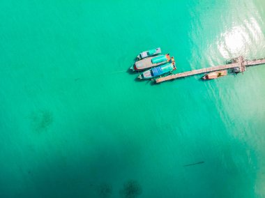 Deniz ve okyanus tatil için teknede güzel havadan görünümü