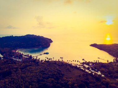 Günbatımı zaman adada deniz ve plaj Hindistan cevizi hurma ağacı ile havadan görünümü