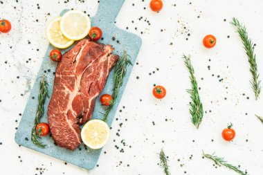 Kesme tahtası sebze ve yemek pişirmek için madde ile ham sığır eti