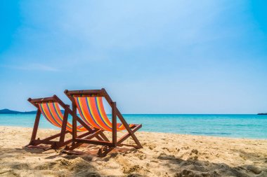 Plaj ve deniz güzel Adası - tatil tatil kavramı üzerinde boş sandalye