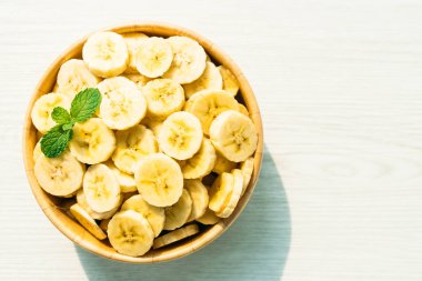 Çiğ sarı muz meyve dilimleri ahşap kase