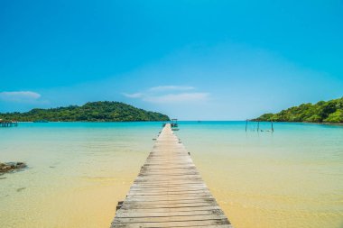 Ahşap iskele veya Cennet Adası için seyahat etmek tatil tropikal plaj ve ile köprü