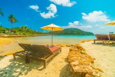 Şemsiye ve güzel tropikal plaj ve deniz paradise Island Seyahat ve tatil için Hindistan cevizi hurma ağacı ile sandalye