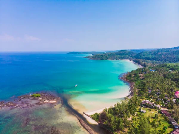 Vista Aérea Hermosa Playa Mar Con Palmera Coco Cielo Azul —  Fotos de Stock