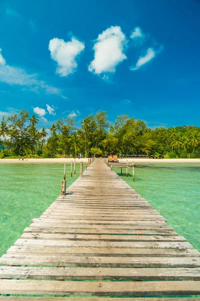 Drewniane Molo Lub Most Tropikalnej Plaży Morza Rajskiej Wyspie Podróże — Zdjęcie stockowe
