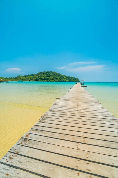 Drewniane Molo Lub Most Tropikalnej Plaży Morza Rajskiej Wyspie Wakacje — Zdjęcie stockowe