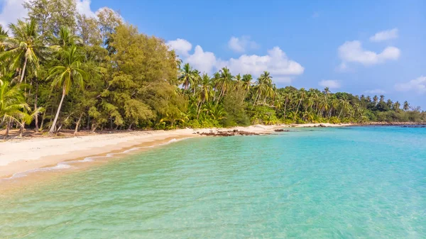 Mavi Gökyüzünde Cennet Adası Üzerinde Güzel Bir Plaj Deniz Hindistan — Stok fotoğraf