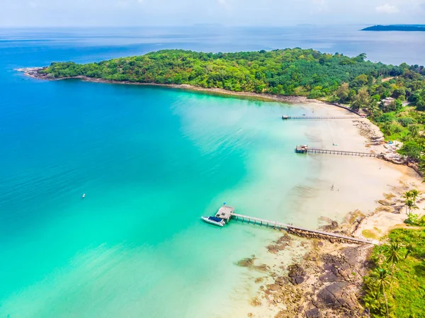 休暇のための楽園の島のココナッツのヤシの木と海とビーチの美しい空撮 — ストック写真