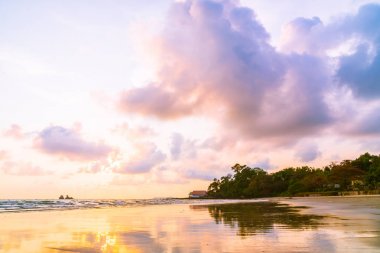 Plaj ve deniz - filtre işleme üzerinde güzel gün batımı