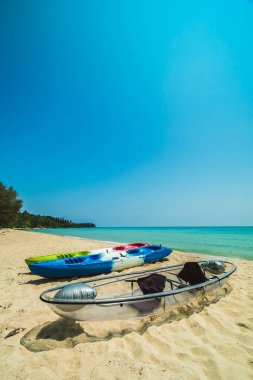 Güzel Cennet plaj ve Deniz kanosu tekne - tatil tatil kavramı ile