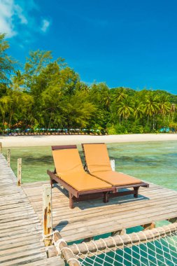 Ahşap iskele veya köprü tropikal plaj ve deniz paradise Island Seyahat ve tatil için