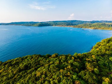 Plaj ve deniz paradise Island tatil için Hindistan cevizi hurma ağacı ile güzel havadan görünümü