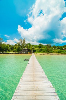 Ahşap iskele veya Cennet Adası için seyahat etmek tatil tropikal plaj ve ile köprü
