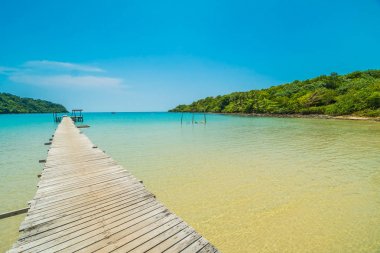 Ahşap iskele veya Cennet Adası için seyahat etmek tatil tropikal plaj ve ile köprü