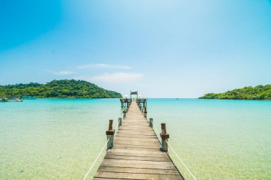 Ahşap iskele veya Cennet Adası için seyahat etmek tatil tropikal plaj ve ile köprü