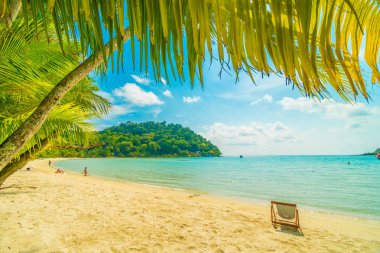 Güzel tropikal plaj ve deniz paradise Island Seyahat ve tatil için Hindistan cevizi hurma ağacı