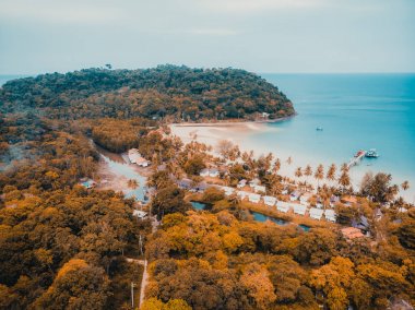 Güzel doğa tropikal plaj ve deniz kayık tekne ve Hindistan cevizi hurma ağacı Cennet Adası için seyahat etmek tatil