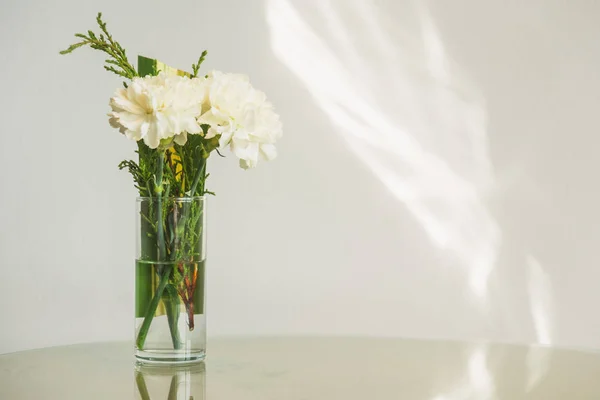 Vase Avec Fleur Blanche Sur Décoration Table Intérieur Chambre — Photo