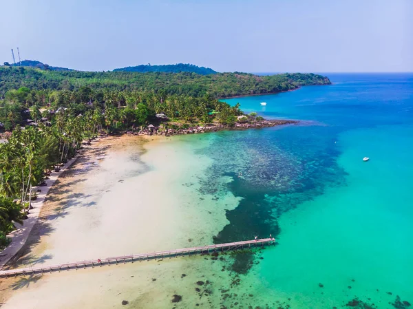Mavi gökyüzünde Cennet Adası üzerinde güzel bir plaj ve deniz Hindistan cevizi hurma ağacı ile havadan görünümü