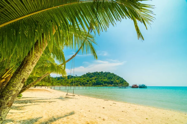 Wunderschöner Tropischer Strand Und Meer Mit Kokospalmen Paradiesinsel Für Reise — Stockfoto