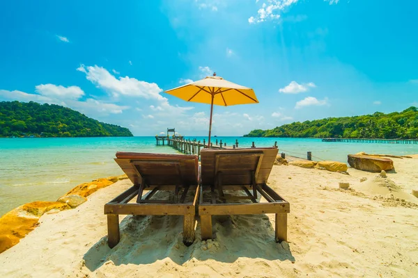 Umbrella Chair Beautiful Tropical Beach Sea Coconut Palm Tree Paradise — Stock Photo, Image