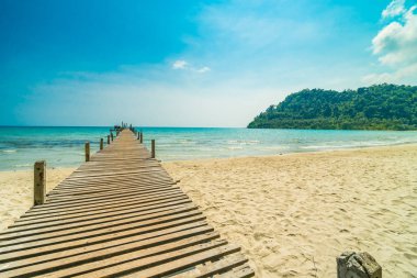 Ahşap iskele veya köprü tropikal plaj ve deniz paradise Island Seyahat ve tatil için
