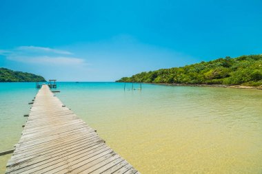 Ahşap iskele veya Cennet Adası için seyahat etmek tatil tropikal plaj ve ile köprü